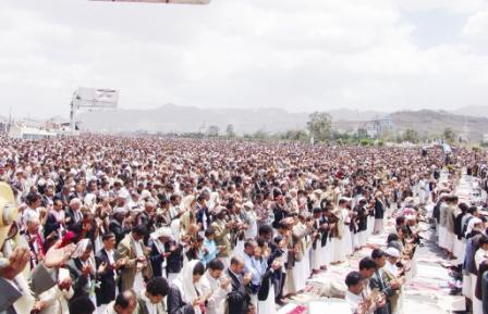 ملايين المواطنين يؤدون الصلاة في (جمعة 22 مايو) أمس